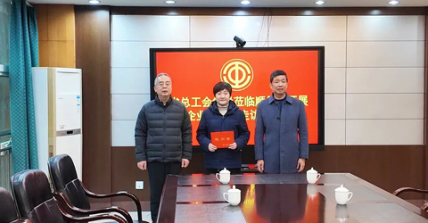 兩名女工患病，省上縣里都來慰問一一虹潤三重保障體系筑就員工幸福家